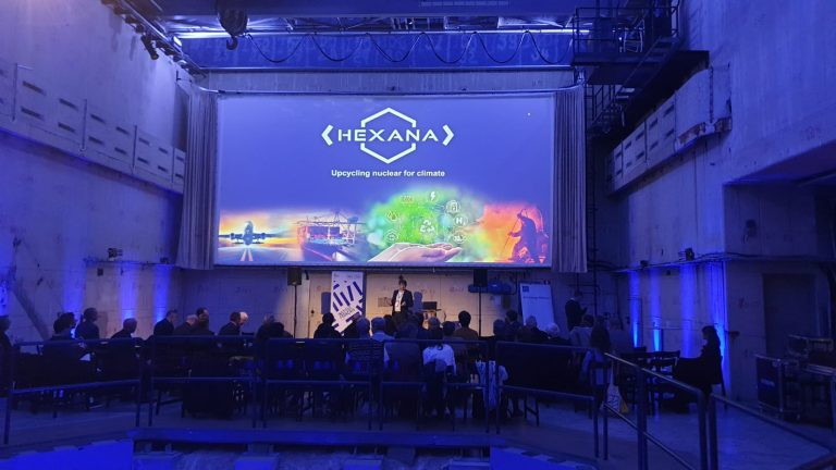 Presentation d'HEXANA à Stockholm dans le hall du reacteur R1